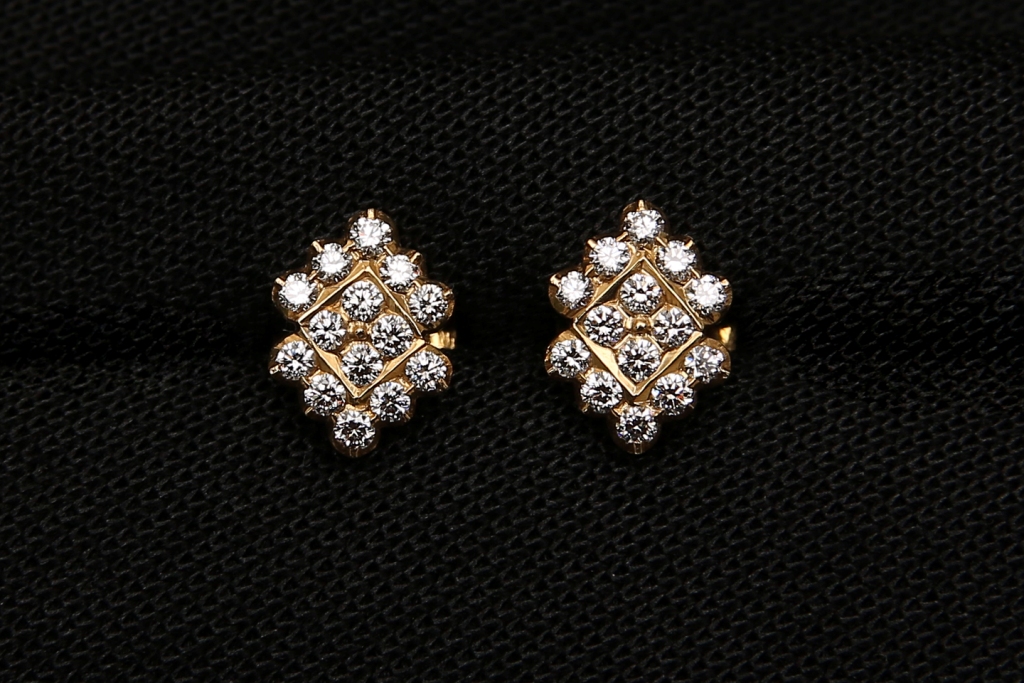 Buy Diamond Earrings online from the best Diamond Jewellery in Chennai.